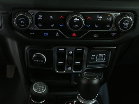 Used 2024 Jeep Wrangler Unlimited Sahara AWD/4WD image 22