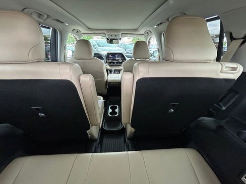 Used 2023 Toyota Highlander Platinum image 17