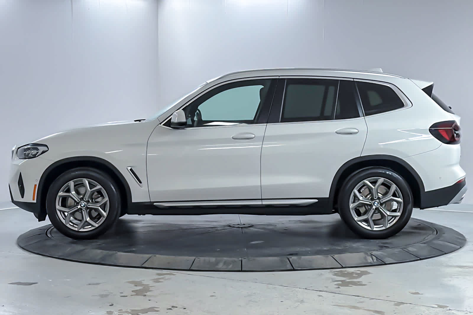 Used 2024 BMW X3 xDrive30i w/ Premium Package AWD/4WD image 5