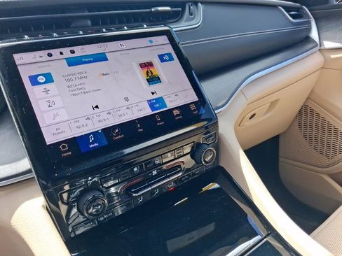 Used 2023 Jeep Grand Cherokee Limited w/ Luxury Tech Group II image 23