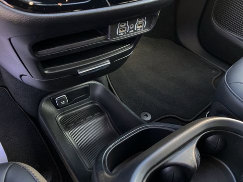 Used 2025 Chrysler Pacifica Select image 16