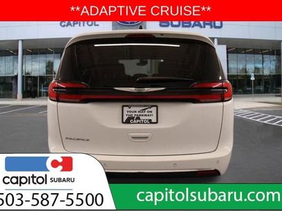 Used 2025 Chrysler Pacifica Select
