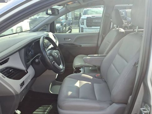 Used 2019 Toyota Sienna XLE w/ XLE Navigation Package FWD image 16