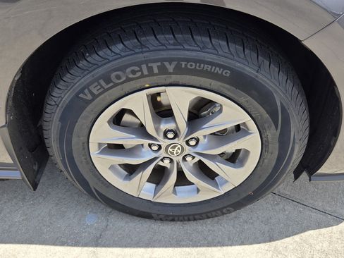 Used 2025 Toyota Sienna XLE FWD image 15