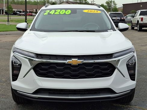 Used 2025 Chevrolet Trax LT FWD image 28