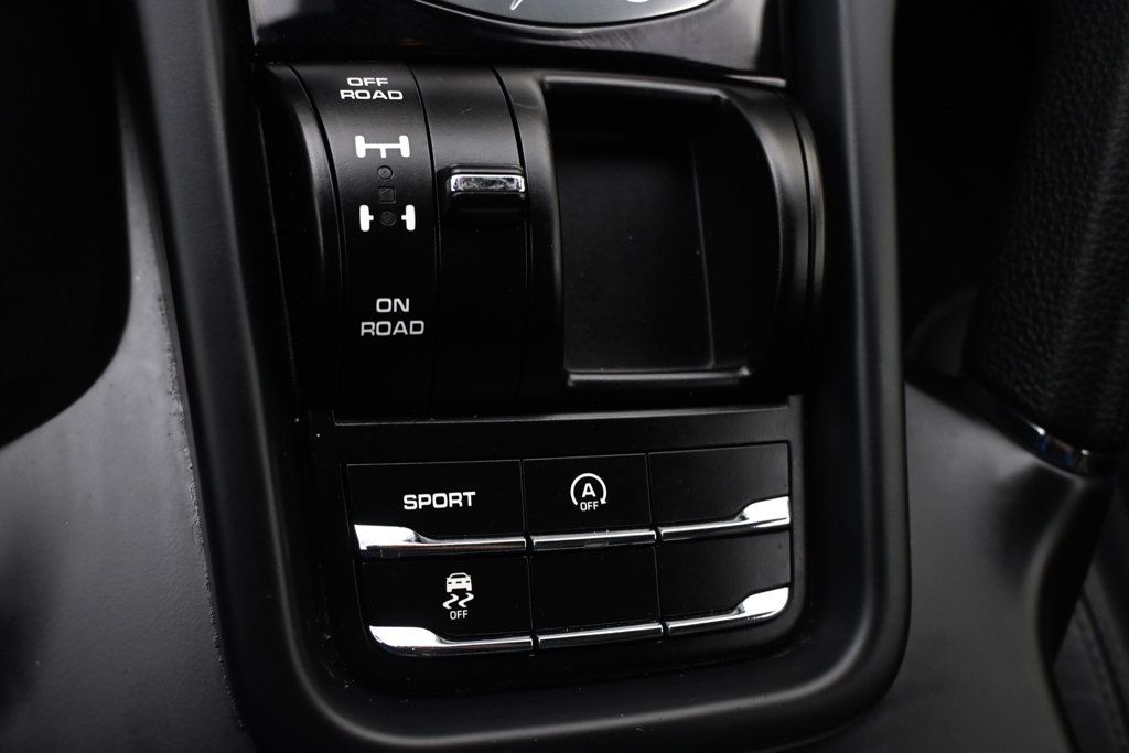 Used 2014 Porsche Cayenne Platinum Edition AWD/4WD image 35