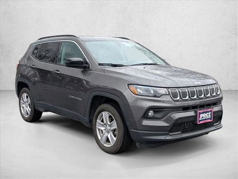 Used 2022 Jeep Compass Latitude image 3