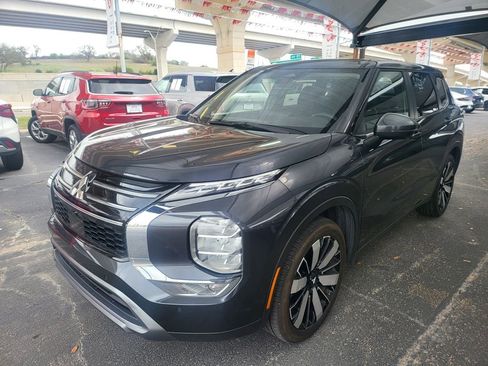 Used 2025 Mitsubishi Outlander SE image 1