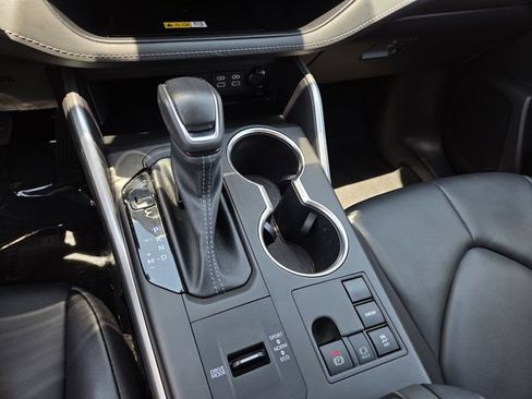 Used 2023 Toyota Highlander XLE FWD image 9