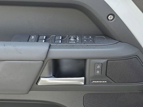 Used 2025 Land Rover Defender 110 S image 28