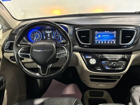 Used 2020 Chrysler Pacifica Touring-L w/ Tire & Wheel Group FWD image 17