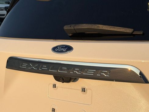 Used 2022 Ford Explorer Limited w/ Equipment Group 301A RWD image 9