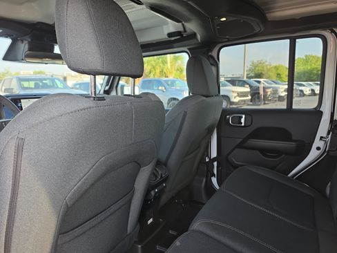 Used 2025 Jeep Wrangler Unlimited Sahara AWD/4WD image 9