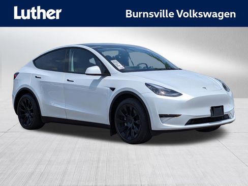 Used 2024 Tesla Model Y Long Range AWD/4WD image 1