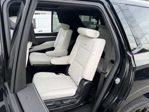 Used 2025 Cadillac Escalade Sport Platinum w/ LPO, ONYX Package AWD/4WD image 18