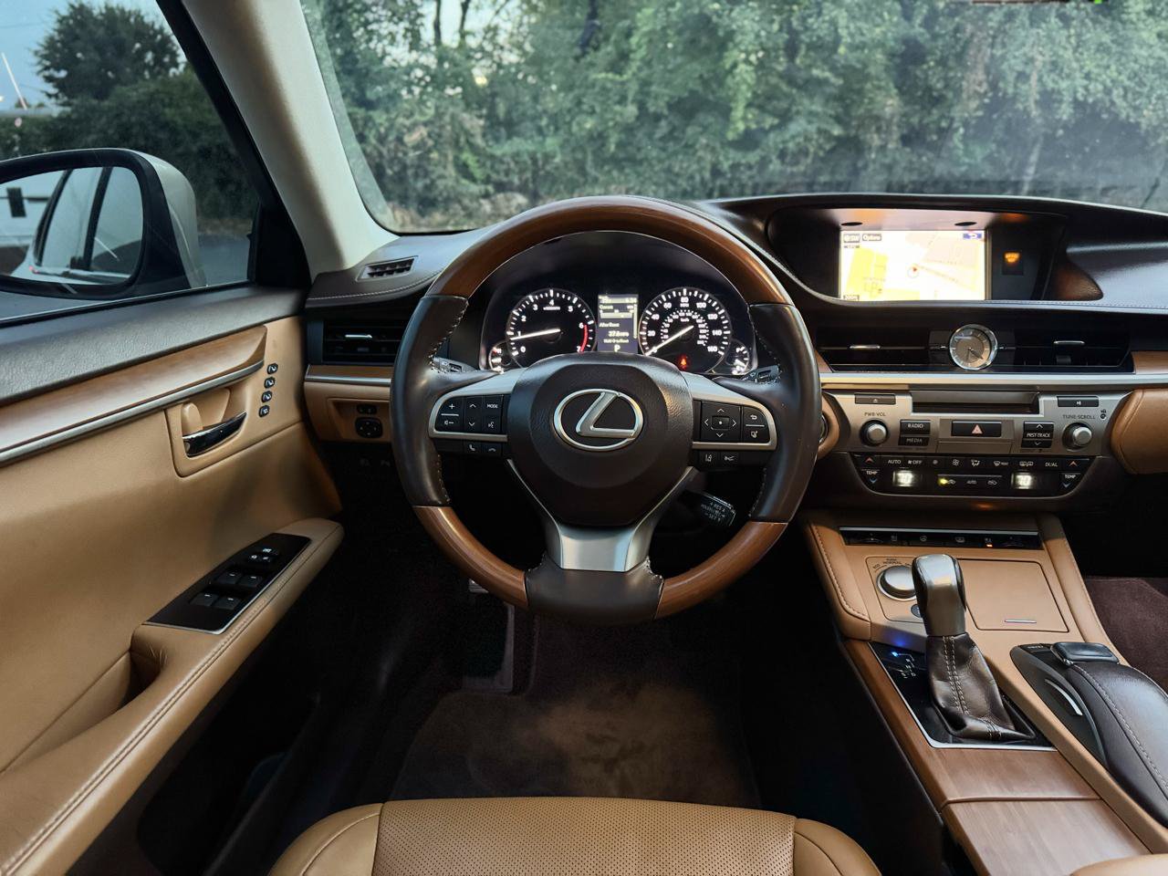 Used 2016 Lexus ES 350 w/ Luxury Package w/Wood Trim FWD image 27