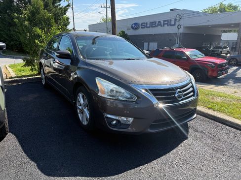 Used 2015 Nissan Altima 2.5 SV w/ Convenience Package FWD image 2