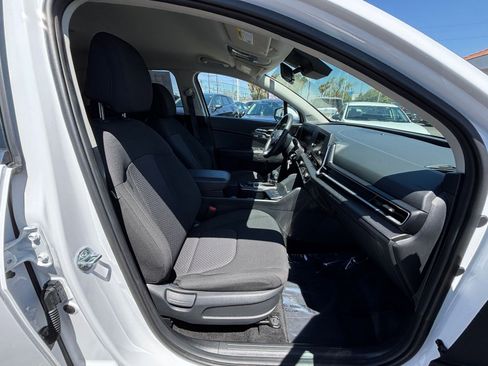 Used 2025 Kia Sportage LX FWD image 25