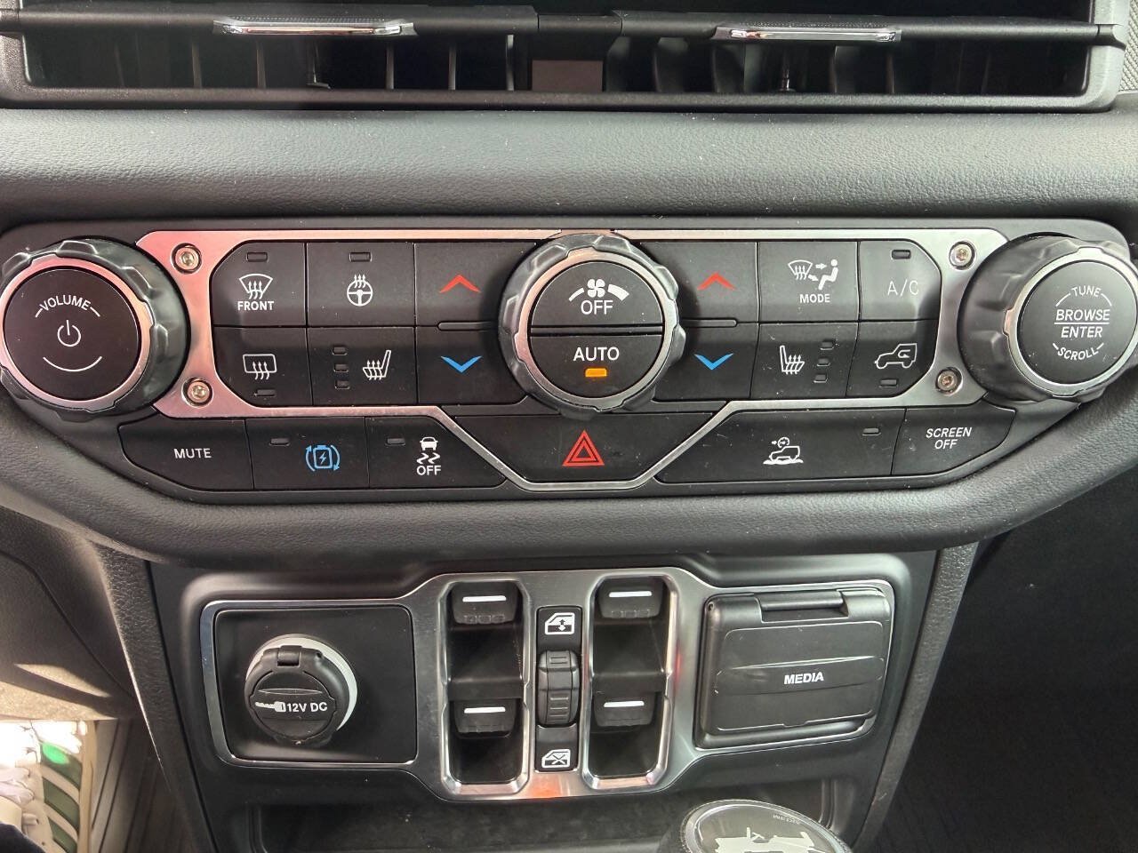 Used 2024 Jeep Wrangler Unlimited Sahara AWD/4WD image 22