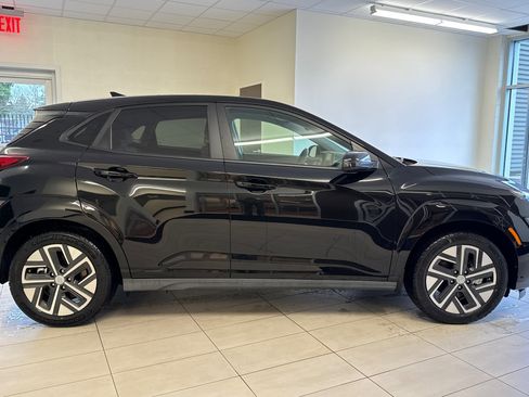 Used 2023 Hyundai Kona SE image 3