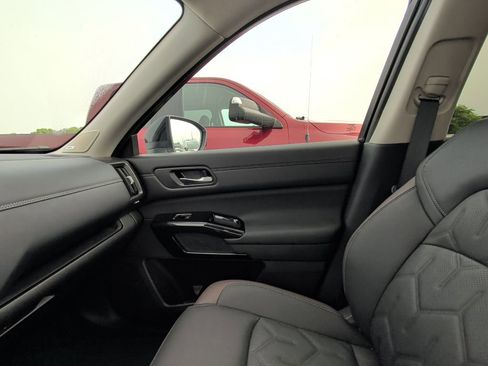 Used 2026 Nissan Pathfinder Platinum w/ Cargo Package FWD image 4