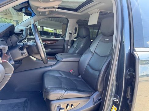 Used 2019 Cadillac Escalade Luxury RWD image 11