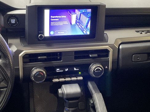 Certified 2025 Toyota Tacoma SR5 AWD/4WD image 31