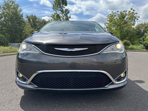 Used 2018 Chrysler Pacifica Touring Plus w/ Tire & Wheel Group FWD image 33