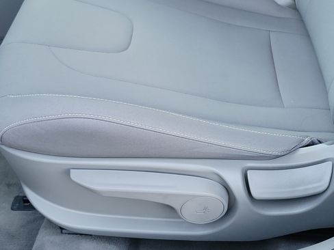 Certified 2025 Hyundai Elantra Sport image 17