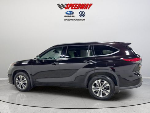 Used 2021 Toyota Highlander XLE AWD/4WD image 9