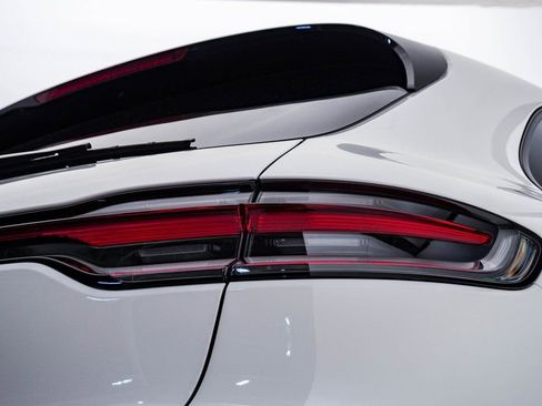 Certified 2025 Porsche Macan AWD/4WD image 12