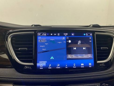 Used 2021 Chrysler Pacifica Limited w/ Uconnect Theater Family Group image 14