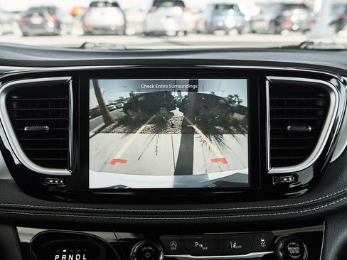 Used 2025 Chrysler Pacifica Limited FWD image 38