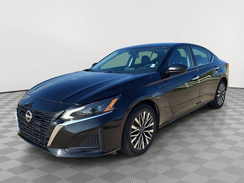 Used 2024 Nissan Altima 2.5 SV FWD image 3
