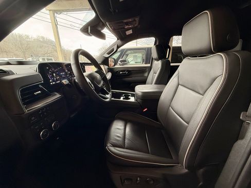 Used 2025 Chevrolet Suburban Premier image 9