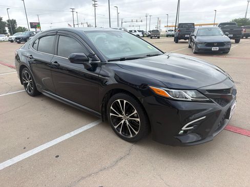 Used 2020 Toyota Camry SE FWD image 3