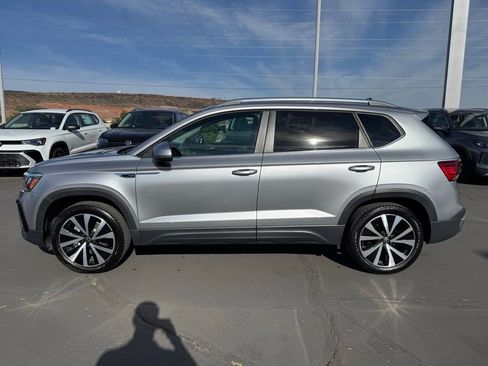 Used 2023 Volkswagen Taos SE image 2