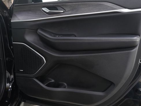 Used 2023 Jeep Grand Cherokee L Limited w/ Black Appearance Package image 9