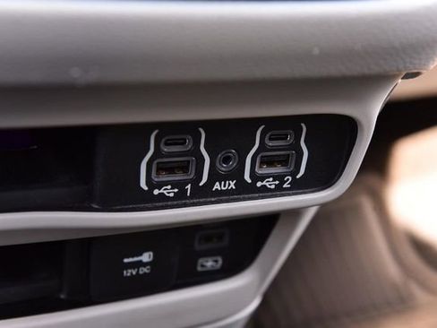 Used 2022 Chrysler Pacifica Touring-L image 19