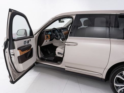 Certified 2019 Rolls-Royce Cullinan AWD/4WD image 10