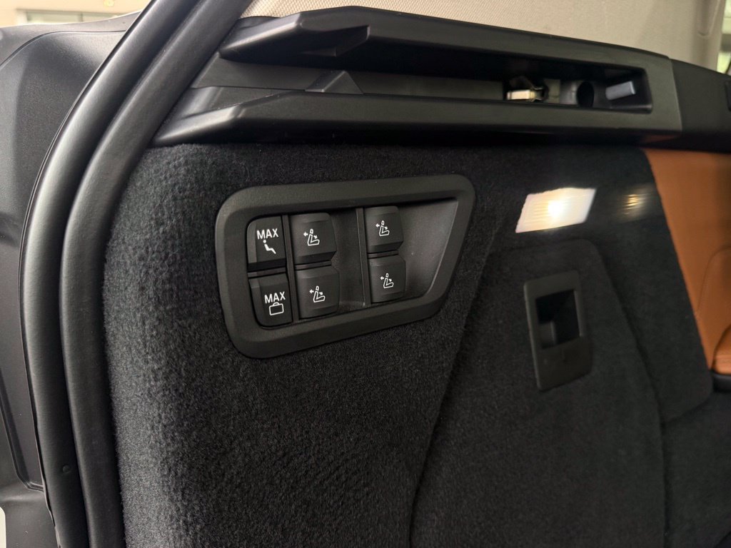 Used 2021 BMW X7 xDrive40i w/ Premium Package AWD/4WD image 18