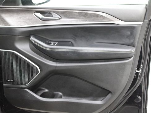 Used 2023 Jeep Grand Cherokee Limited w/ Black Appearance Package image 38