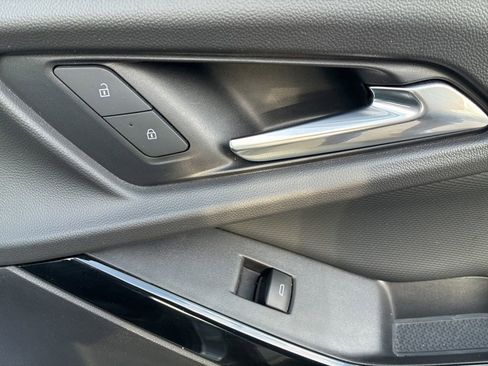 Used 2025 Chevrolet Equinox LT w/ Convenience Package II image 36