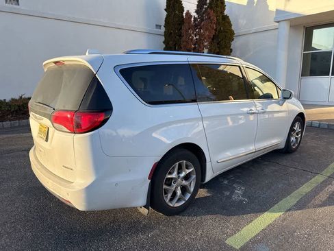 Used 2017 Chrysler Pacifica Limited image 11