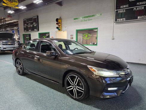 Used 2016 Honda Accord Touring image 4
