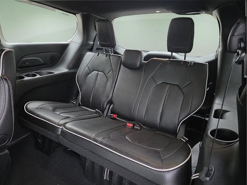 Used 2026 Chrysler Pacifica Limited FWD image 13