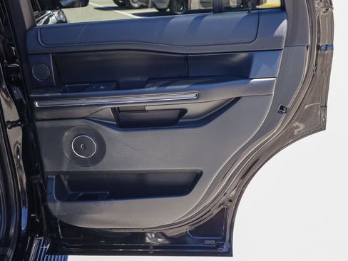 Used 2019 Ford Expedition XLT w/ Equipment Group 202A AWD/4WD image 19