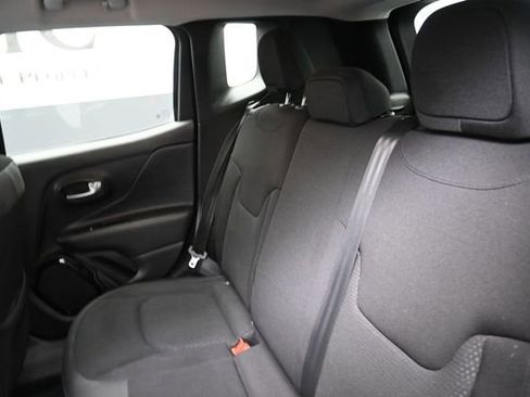 Used 2018 Jeep Renegade Altitude w/ UConnect 8.4 Nav Group AWD/4WD image 19