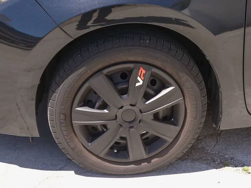 Used 2016 Toyota Corolla LE FWD image 5