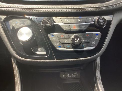 Used 2025 Chrysler Pacifica Limited FWD image 26